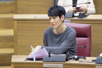 La consejera de Economía y Hacienda, Elma Saiz, en una sesión del Parlamento de Nafarroa. (Iñigo URIZ | FOKU)