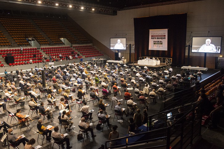 Osoko bilkuran bozkatu dute Euskal Hirigune Elkargoko hautetsiek Klima plana. © Guillaume FAUVEAU
