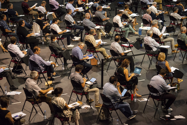 El biltzar de la Mancomunidad ha designado a los 72 miembros que acompañarán a Etchegaray en el consejo permanente, (Guillaume FAUVEAU)