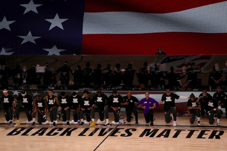 La NBA ha arrancado rodilla en tierra, tomando posición ante la convulsa situación de los Estados Unidos hacia las minorías raciales. (Mike EHRMANN / AFP PHOTO)