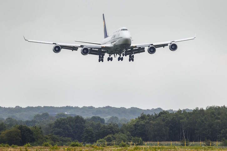 Lufthansa konpainiako abioi bat lurra hartzen. (Vincent JANNINK / AFP)