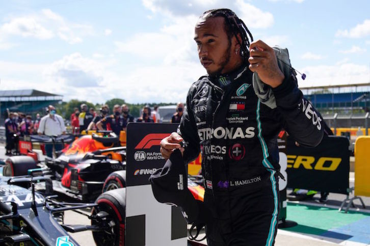 Hamilton, recién conseguido la pole en el GP de Gran Bretaña. (Will OLIVER/AFP)