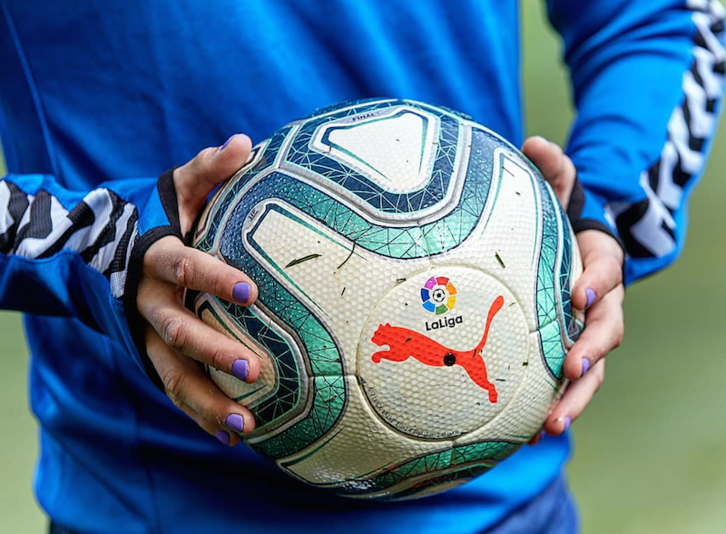 Con las uñas de morado el 8 de Marzo.