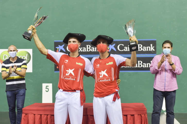 Asier Agirre eta Josu Eskiroz, garaikur eta txapelekin. (Idoia ZABALETA/FOKU)