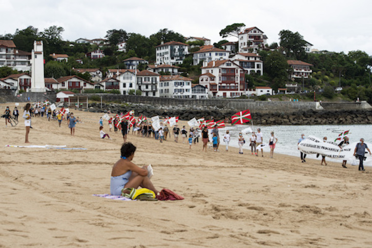 Movilzación en la playa de Donibane Lohizune. (Guillaume FAUVEAU)