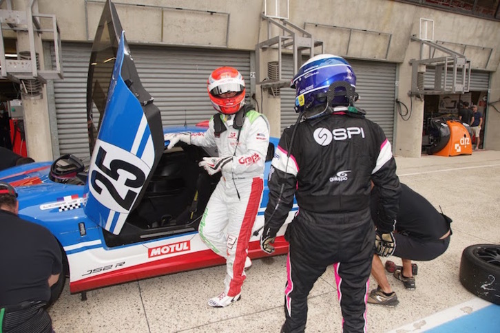 Ander Vilariño monta en el Ligier para el último relevo de la carrera. (VILARIÑO MOTORSPORT)