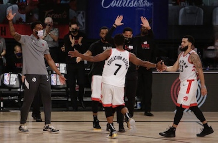 El banquillo de los Toronto Raptors celebra una de las muchas acciones positivas de Kyle Lowry. (NBA)