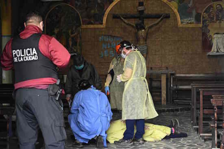 Una mujer recibe asistencia en Buenos Aires. (Juan MABROMATA / AFP)