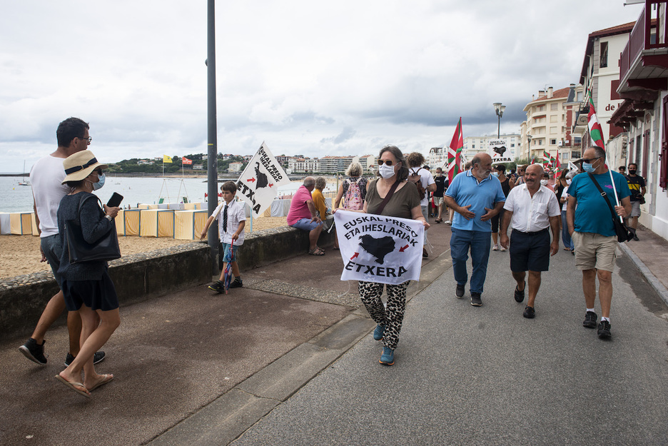 "Nous les voulons et nous avons besoin d’eux vivants et à la maison !", un des slogans des manifestants. © Guillaume FAUVEAU.