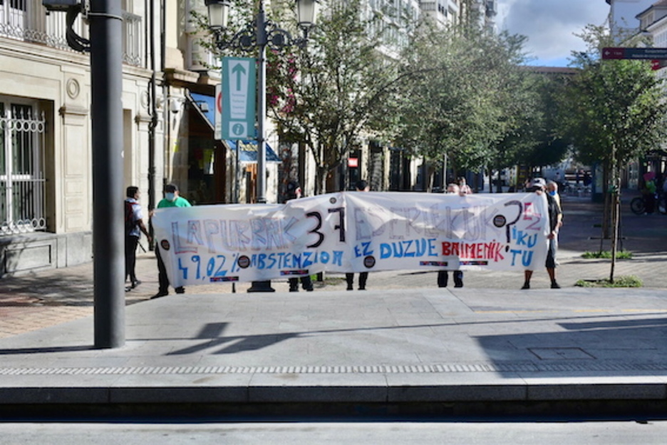 Protesta ciudadana frente a la Cámara. (FOKU)
