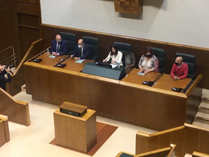La nueva Mesa del Parlamento de Gasteiz. (@iiriondo)
