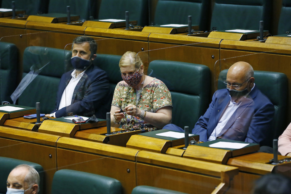 Los escaños están ahora separados por mamparas. (www.legebiltzarra.eus)