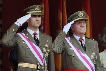 Juan Carlos de Borbón y su hijo Felipe, en una imagen de 2008. (Philippe DESMAZES/AFP)