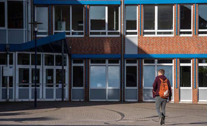 Un alumno en una escuela de Rostock, Alemania. (John MACDOUGALL / AFP)