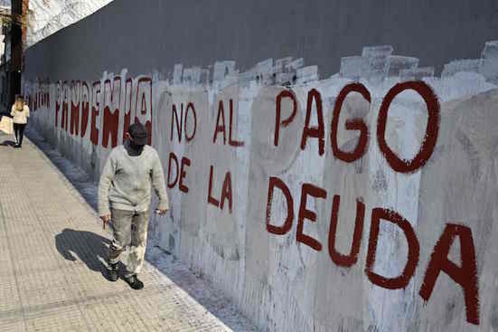 Pintada contra el pago de la deuda. (Juan MABROMATA / AFP)