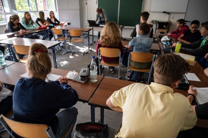 Alumnos de una escuela de Rostock, Alemania, tras el parón estival. (John MACDOUGALL/AFP)