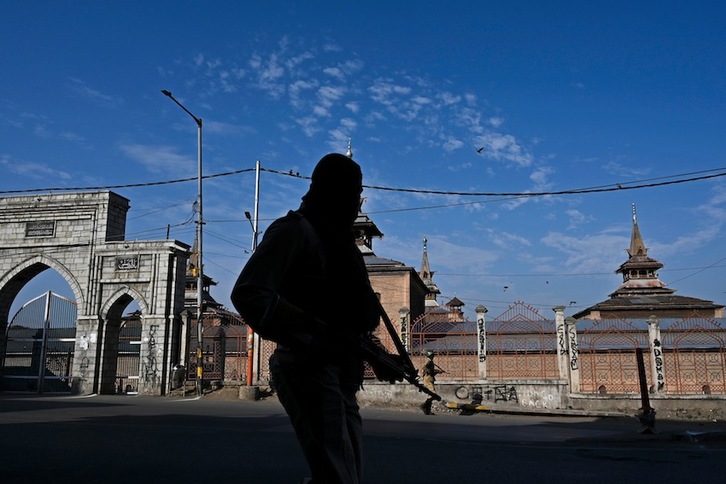 Paramilitar indiarrak Srinagar hiriburuko kaleetan. (Tauseef MUSTAFA -AFP)