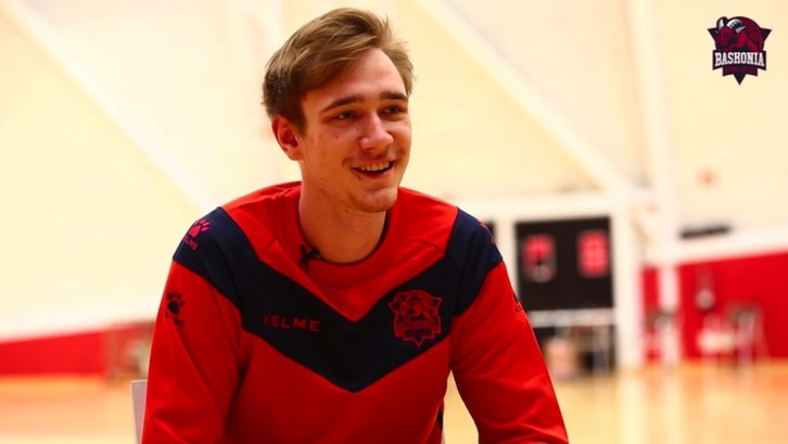 Sander Raieste, durante una entrevista (YOUTUBE)