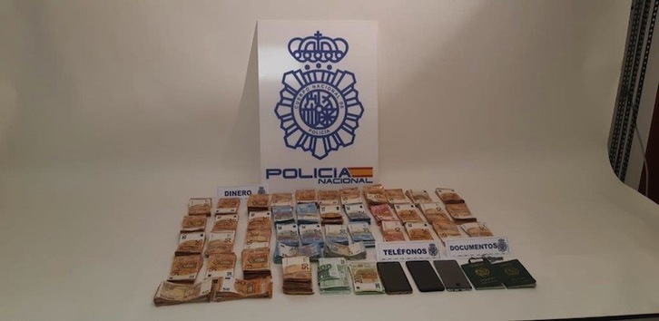Imagen del dinero, teléfonos móviles y documentación incautados en la operación. (Ministerio del Interior)