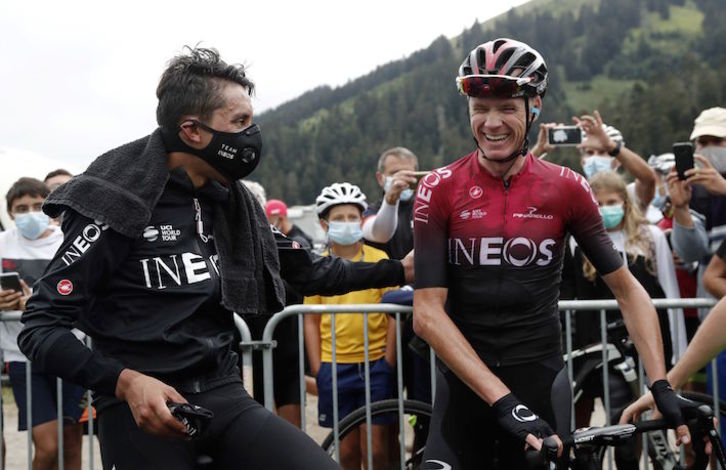 Egan Bernal y Chris Froome charlan después de la etapa del lunes. (Guillaume HORCAJUELO/AFP)