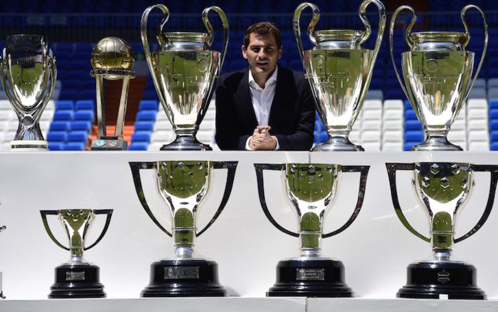 Iker Casillas posa con los trofeos ganados con el Real Madrid. (Javier SORIANO/AFP)