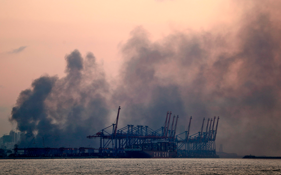 Ondas de humo en el puerto de Beirut tras la fuerte explosión. (Joseph EID/AFP).