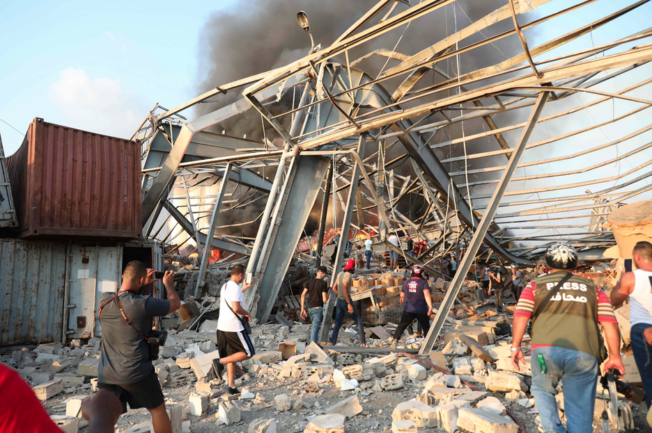 Personas acercandose al lugar de la explosión. (Anwar AMRO/AFP).