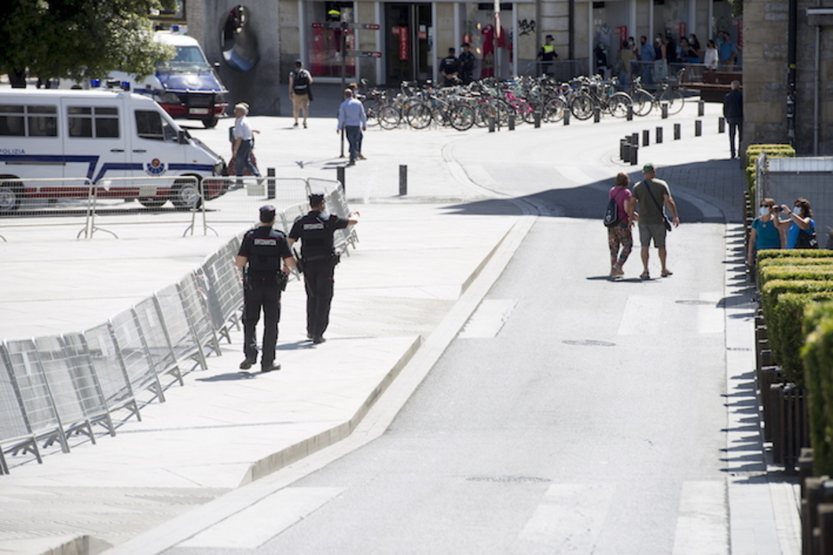 Ertzaintzak eta Udaltzaingoak plaza hesitu dute.  (Raul BOGAJO/FOKU) 