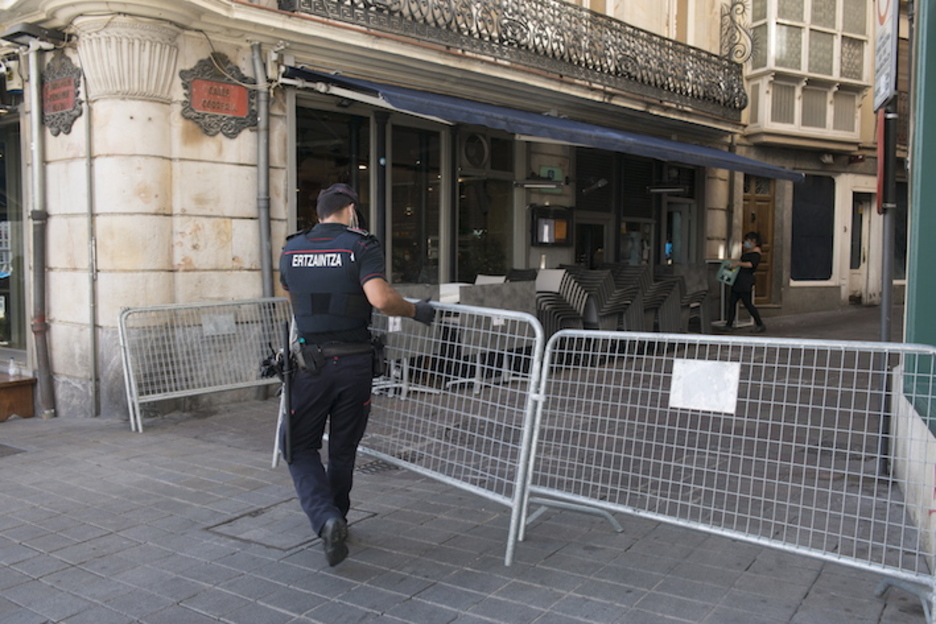 Guztira, hamahiru sarbide itxi edo erregulatu dituzte plaza hutsik mantentzeko. (Raul BOGAJO/FOKU)