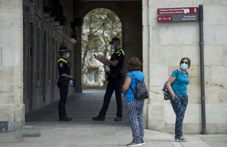 Poliziaren presentzia nabarmena izan da kalean. (Raul BOGAJO/FOKU)