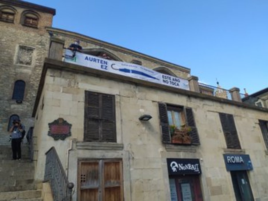 Datorren urtera arte itxaron beharra gogorarazten duen pankarta. (Ion SALGADO)