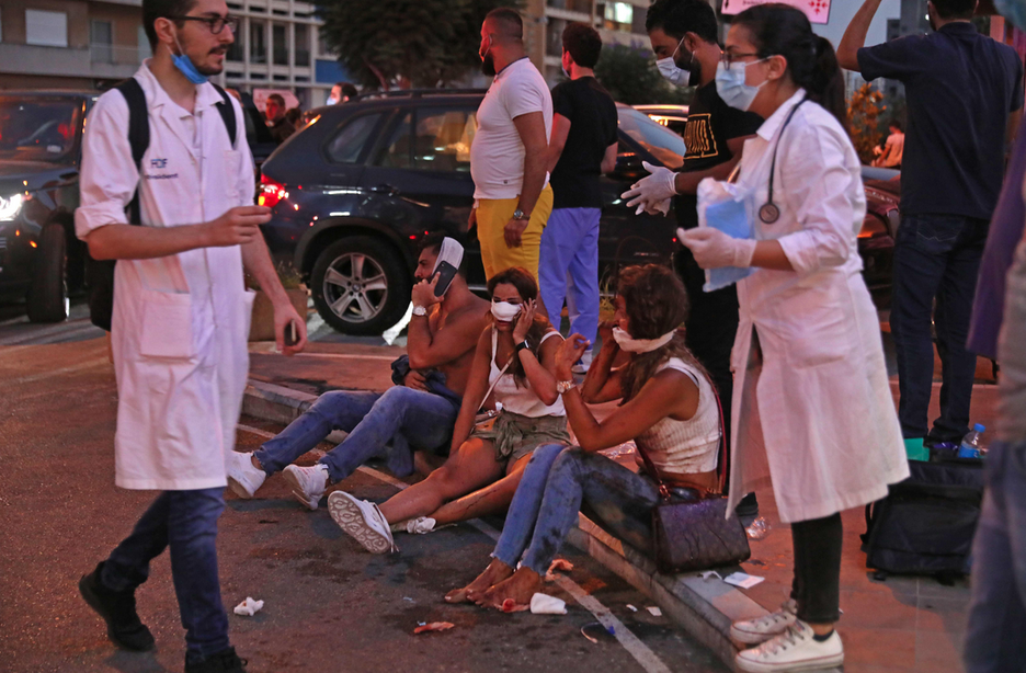 Médicos atienden a heridos en las calles. (Ibrahim AMRO/AFP).