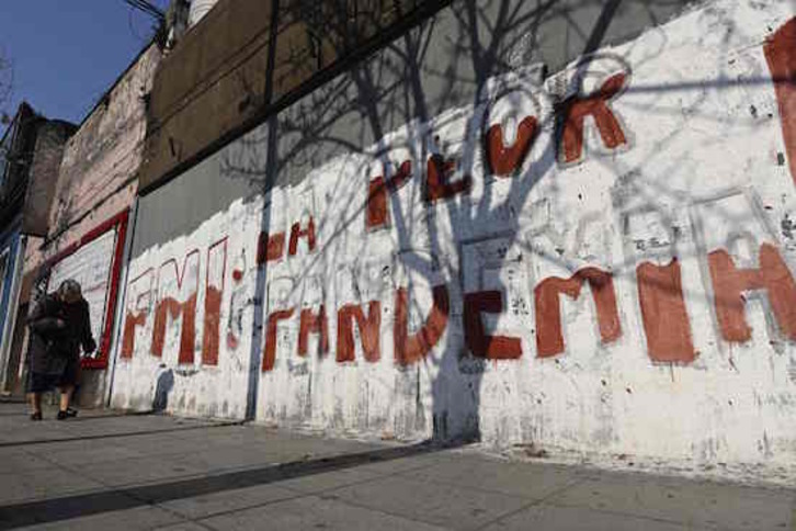 Pintada contra el FMI. (Juan MABROMATA / AFP)