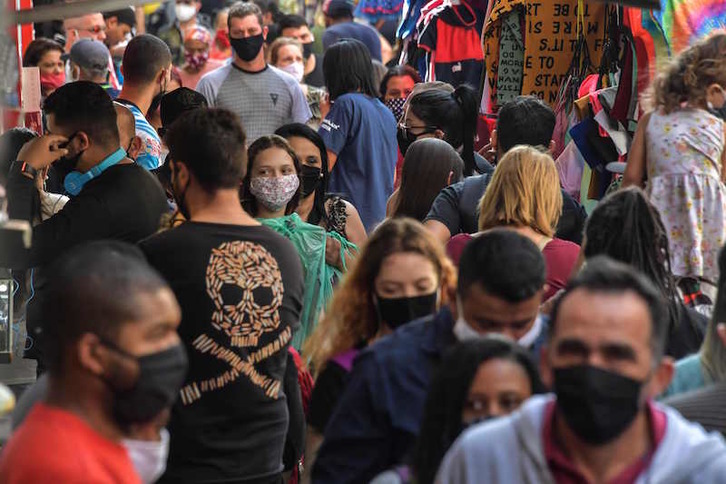 Masificación en las calles de Sao Paulo; Brasil es uno de los más afectados. (Nestor ALMEIDA | AFP)