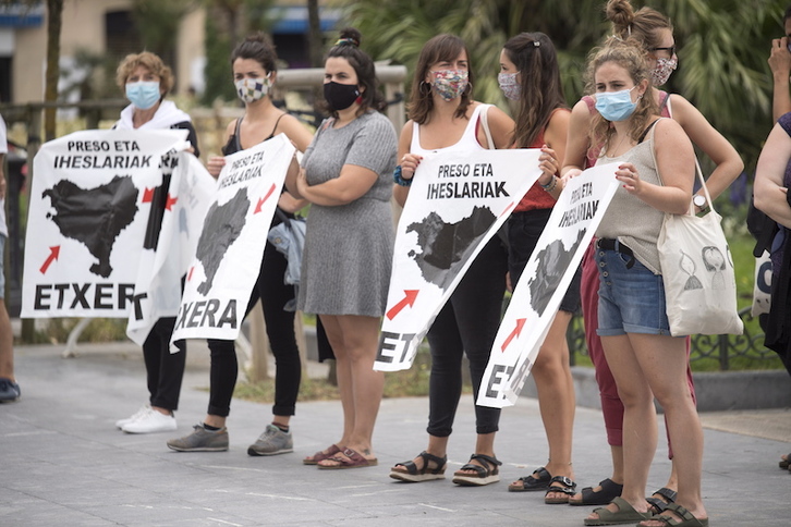 La denuncia de la excepcionalidad, ante las playas el pasado domingo. (Juan Carlos RUIZ | FOKU)