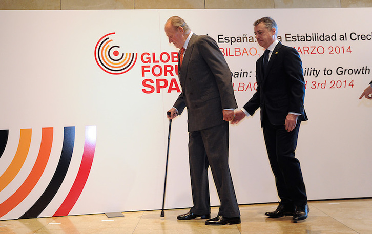 Urkullu auxilia a Juan Carlos de Borbón en el Global Forum Spain de Bilbo, en 2014. (Marisol RAMIREZ | AFP)