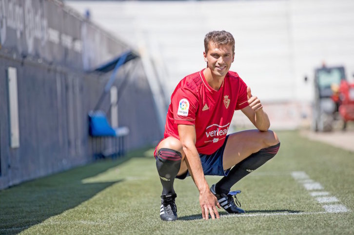 Lucas Torró ya posa con la camiseta rojilla. (CA OSASUNA)