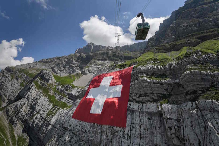 Una enorme bandera suizaen una montaña cercana a la localidad de Schwagalp. (Fabrice COFFRINI / AFP)