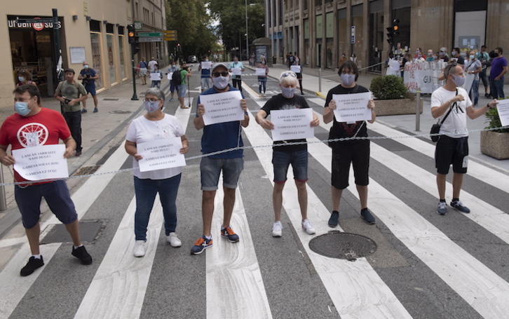 Protesta de la plantilla de Siemens Gamesa en Iruñea, donde este martes cortaron una céntrica calle. (Jagoba MANTEROLA/FOKU)