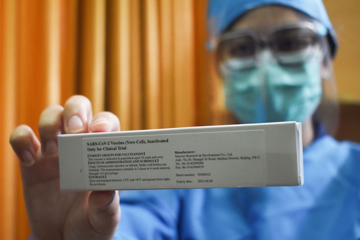 La carrera por la vacuna se desarrolla en todos los países. En la foto, Indonesia. (Timur MATAHARI | AFP)