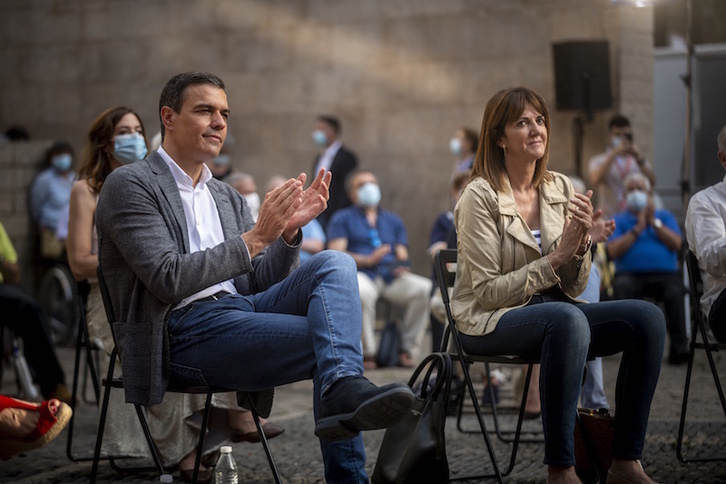 Sánchez, con Idoia Mendia en un mitin reciente en Gasteiz. (Jaizki FONTANEDA | FOKU)