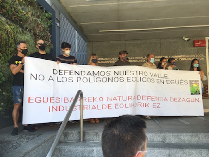 Concentración ante el Departamento de Medio Ambiente del Gobierno de Nafarroa encontra de los macroproyectos de parques eólicos previstos en Iruñerria y zona norte de Nafarroa.