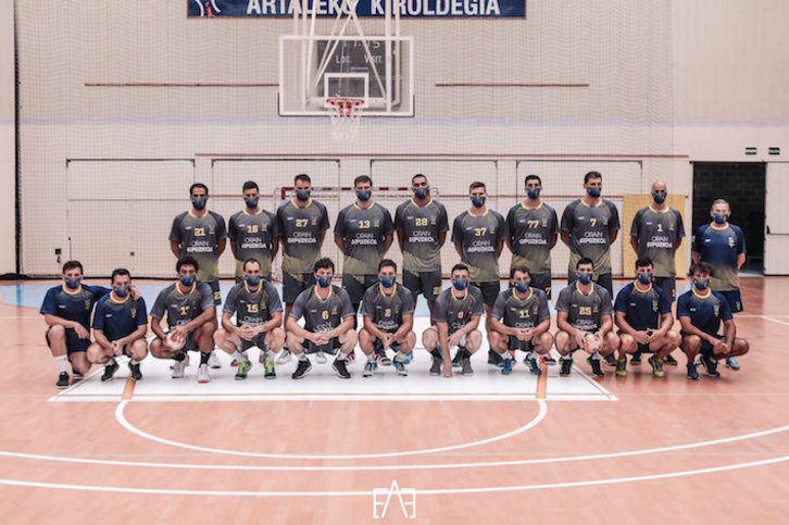 La plantilla del Bidasoa-Irun, en el primer entrenamiento de pretemporada. (Edu AGREDA/CD BIDASOA)