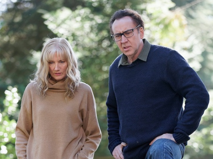 Joely Richardson y Nicolas Cage como el matrimonio propietario de la granja donde cae el meteorito (NAIZ).