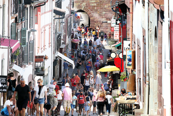 Le port du masque est obligatoire aux marchés organisés à Saint-Jean-Pied-de-Port. ©Bob EDME