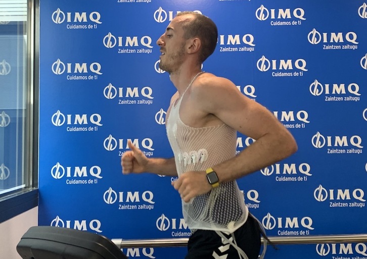 Jonathan Rouselle, mientras pasa las pruebas médicas de rigor. (BILBAO BASKET)