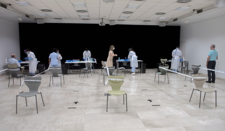 PCR probak egiteko gune bat, Donostiako Gros auzoan. (Gorka RUBIO/FOKU)