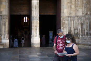 Le port du masque obligatoire depuis le 5 août dans plusieurs communes a pour objectif de contrer l'épidémie. © Guillaume FAUVEAU