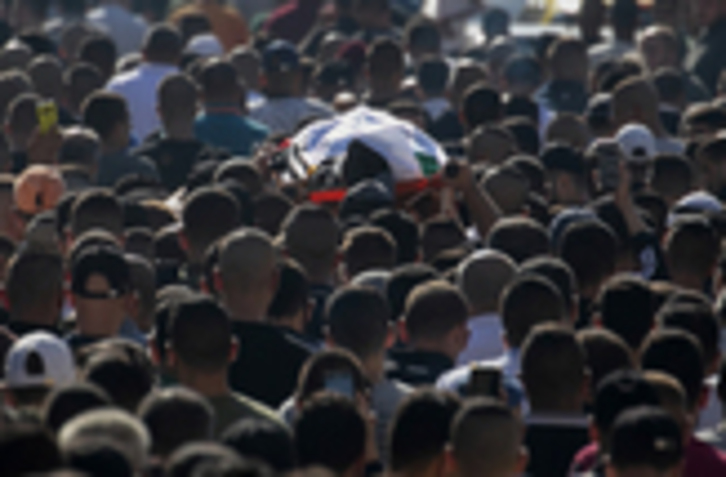 Una multitud ha arropado al cadáver de Dalia Ahmed en Yenín. (Jaafar ASHTIYEH/AFP)