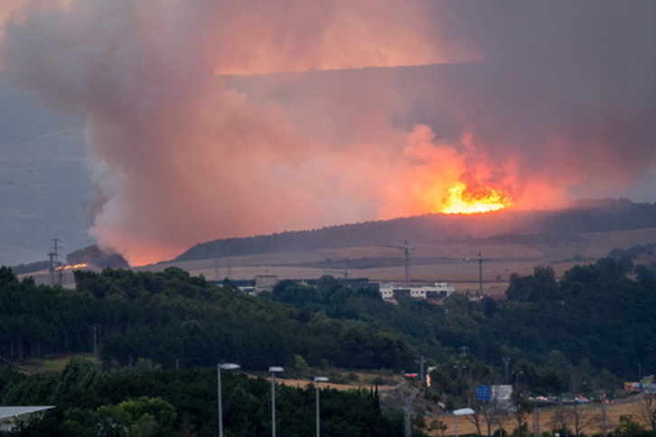 Al parecer, un rayo ha sido el que ha originado el fuego. (Iñigo URIZ/FOKU)